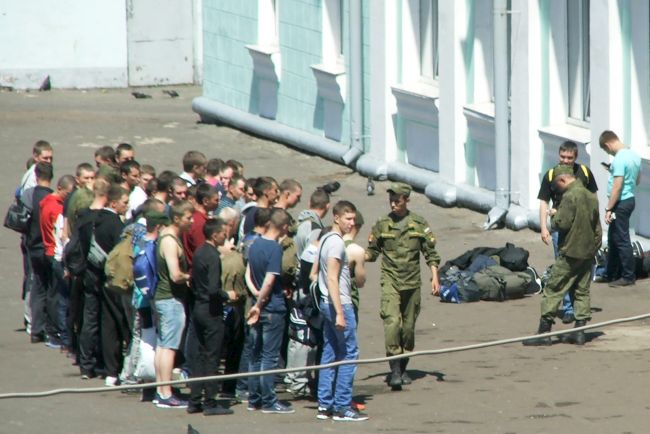 Во второй половине дня ребят увели с вокзала на пересылочный пункт