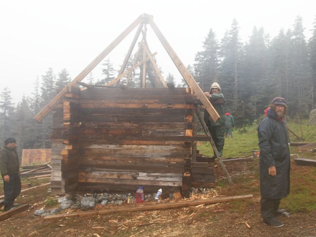Так строилась часовня, работа не прекращалась даже в дождливую погоду. Август, 2012 г.