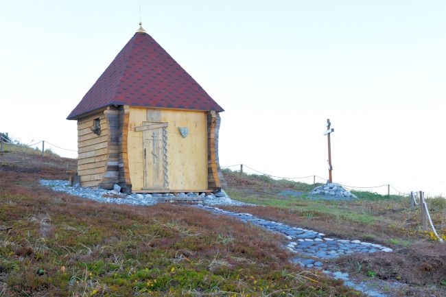 Часовня святителя Николая Чудотворца в бухте Панкова на о. Большой Шантар и поклонный крест
