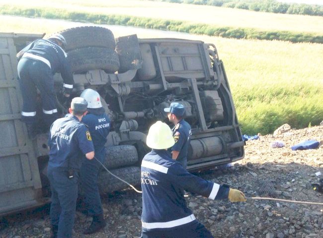 Один из автобусов упал в кювет