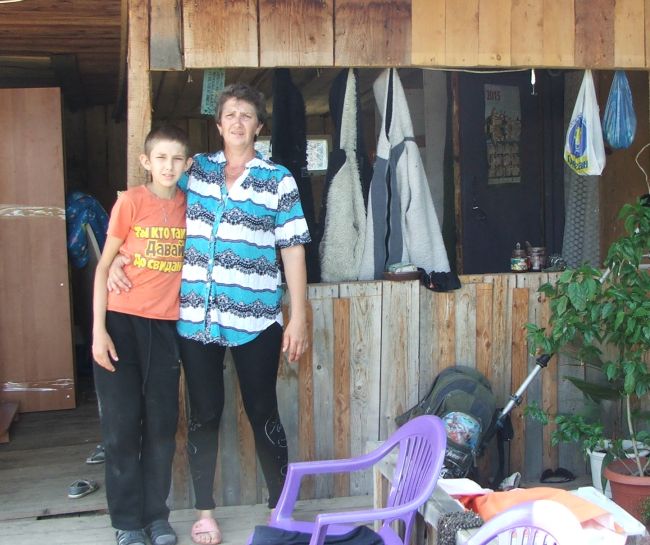 Татьяне Карабицкой не дали близко леса на стройку и на дрова, ее семья была вынуждена разобрать на дрова бабушкин дом.