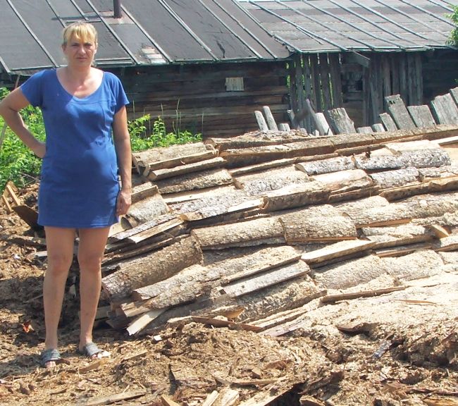 Предприниматель Наталья Коваленко показывает остатки запасов елки возле пекарни.