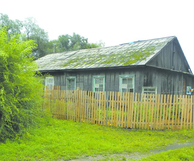 Кровля одноэтажного деревянного дома по адресу ул. Стяжкина, 22 в Биробиджане, находится в аварийном состоянии