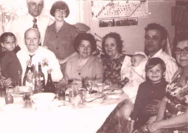 Митя Колесников (справа) на коленях моего отца. 1979 г. (нажмите, чтобы увеличить)