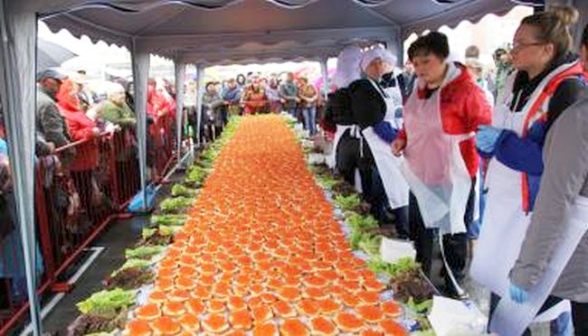 Бутерброды с красной икрой можно было есть бесплатно на ярмарке «Дары и моря Севера». г. Магадан