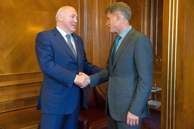 Нового сенатора Дмитрия Мезенцева (слева) поздравил губернатор Сахалинской области Олег Кожемяко