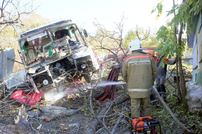Автобус марки «ПАЗ» перевозил детей из села Восточное в Зоосад им. Сысоева и врезался в металлический забор