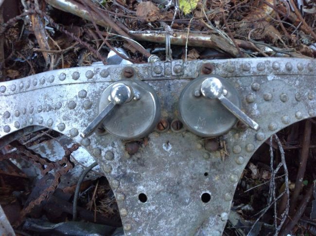 Запуск двигателей - тумблеры (нажмите, чтобы увеличить)