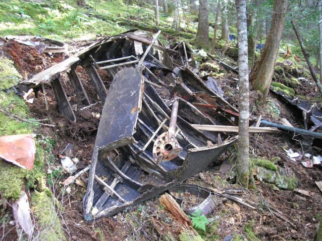 Разбитая лодка от самолета (нажмите, чтобы увеличить)