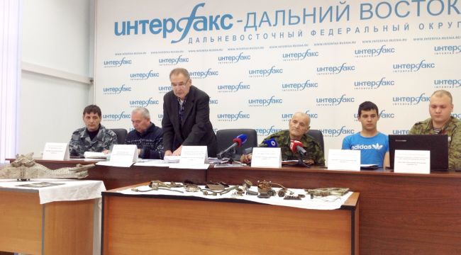 Участники конференции (слева направо) ВООПИиК: Сергей Шило, Анатолий Дудаков (ДОСААФ), Геннадий Басюк, Иван Шило с сыном Дмитрием Шило, Никита Куприков (поисковое движение). Слева лежит рулевая колонка с места катастрофы самолета «Савоя С.55»/ Нажмите, чтобы УВЕЛИЧИТЬ (нажмите, чтобы увеличить)