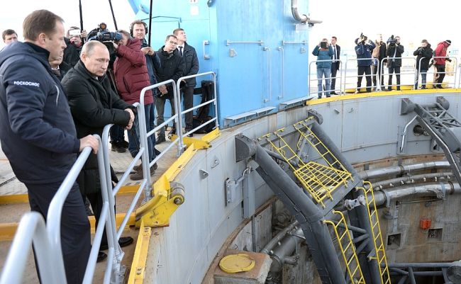 Владимир Путин во время осмотра космодрома Восточный.