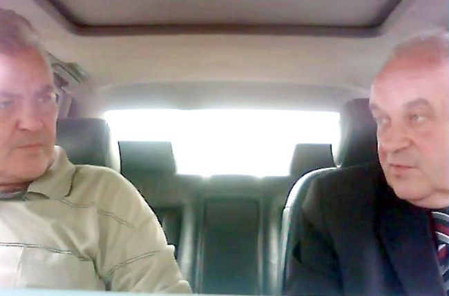 Разговор Александра Селищева (слева) и тогдашнего главы с. Мирное Геннадия Капилевича оказался записан на видео. Фото из СМИ