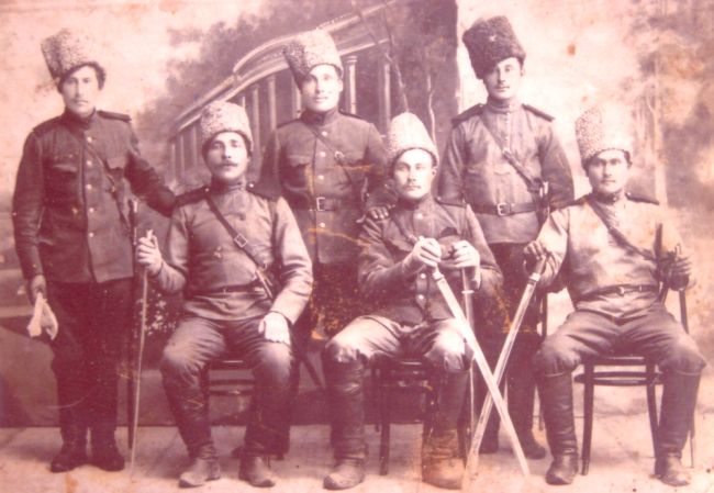«Амурцы» из Надеждинского, 1918 г. (крайний слева - Никита Лапшин, расстрелян в 1933 г.). (нажмите, чтобы увеличить)