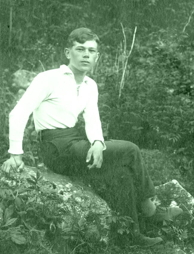 Борис перед отъездом во Владивосток, на учёбу в университет.