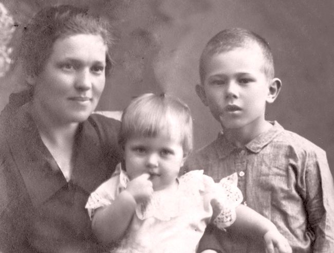 Борис с мамой и сестрой Леночкой.