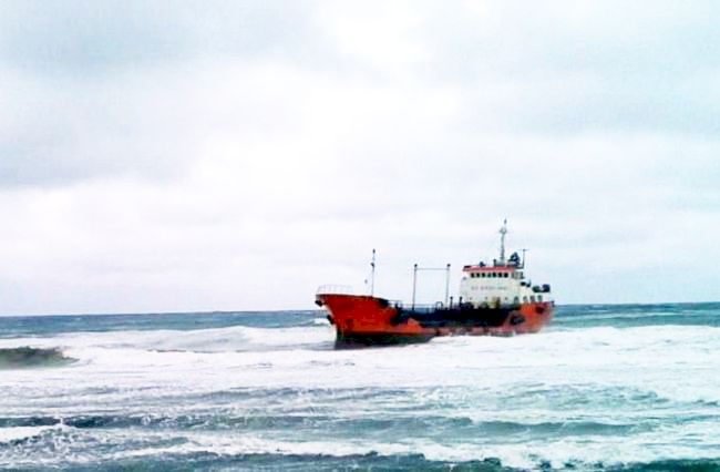 Танкер «Надежда» сел на мель. Фото ГУ МЧС России по Сахалинской области