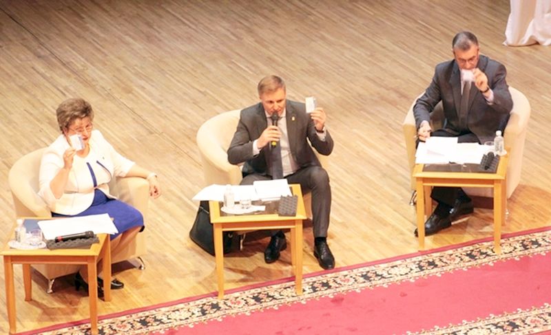 Неожиданно завершившаяся конференция регионального отделения «Единой России», проходившая в Хабаровске в четверг, 3 марта, будет иметь продолжение. Спикера краевой думы не выбрали, после отзыва главного претендента на это кресло Сергея Луговского (в центре, слева - председатель гордумы Комсомольска-на-Амуре Светлана Баженова, справа - председатель гордумы Хабаровска Сергей Савков). Вчера г-н Луговской срочно вылетел в Москву.