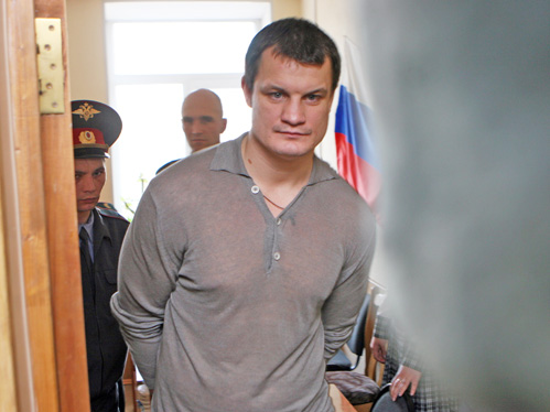 Боксера ведут в зал суда под конвоем. Фото: Станислав Луценко, Комсомольская правда-Приморье