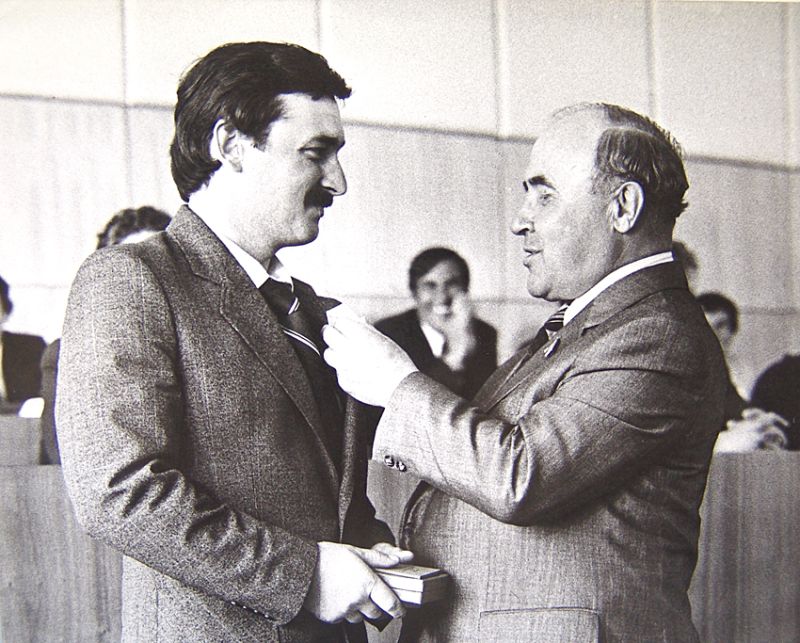 С очередной наградой: первый секретарь Хабаровского крайкома КПСС Алексей Черный награждает. 1982 год.
