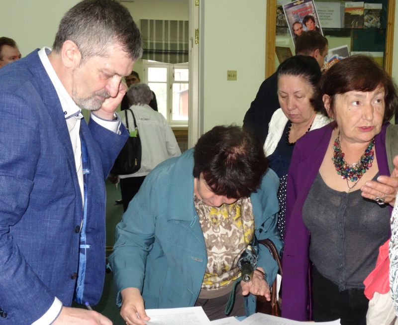 В Хабаровске к Игорю Коцу (слева) выстроилась очередь поклонников творчества.