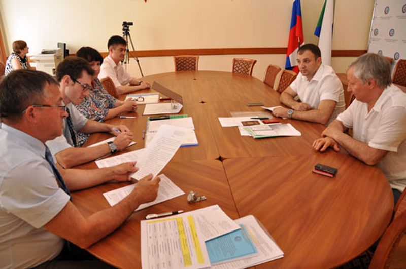 На заседании рабочей группы по приему и проверке избирательных документов, крайний справа - Геннадий Мальцев. Фото khabarovsk.izbirkom.ru