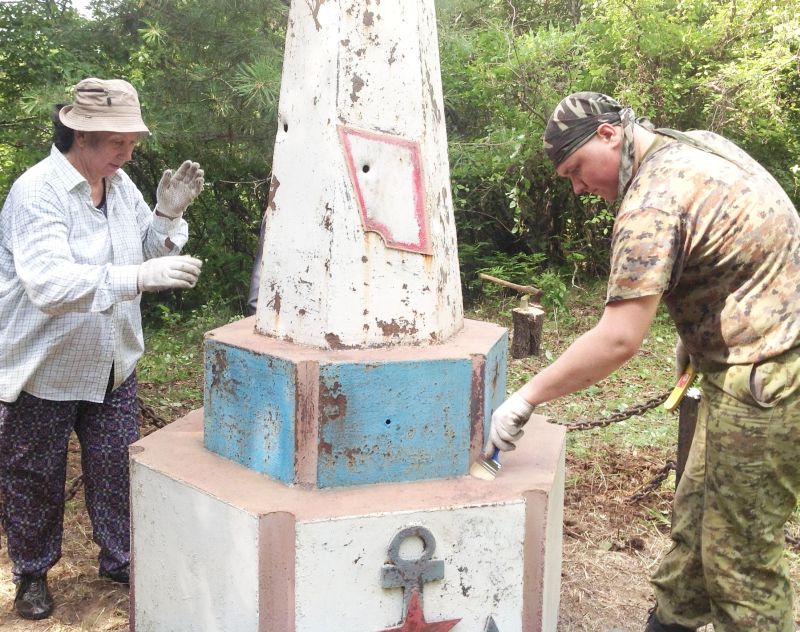 Памятник почистили, покрасили, закрыли пробоины.