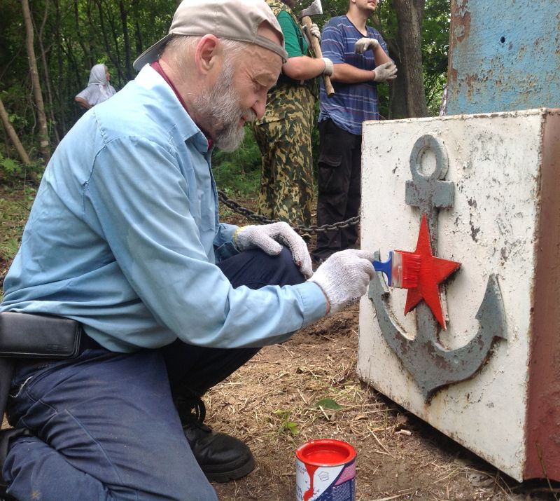 Краевед Юрий Ефименко ювелирно красит звезду