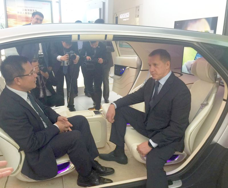 Глава китайского энергетического холдинга «Hanergy» Ли Хэцзюнь и полпред в ДФО Юрий Трутнев в китайском солнцемобиле./China Overseas Development Association, origin from China Industirial Overseas Development and Planning Association