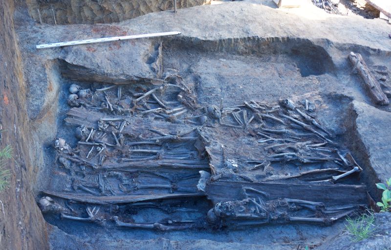 Албазинская экспедиция исследовала скудельню (общую могилу)