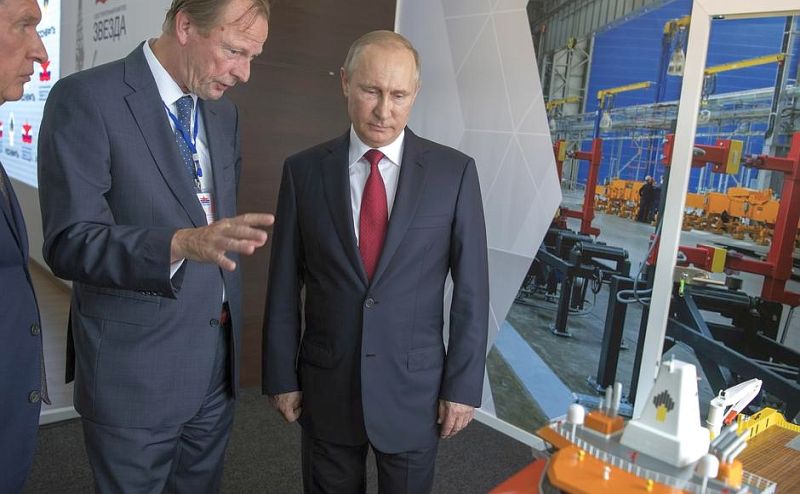 В ходе посещения судостроительного комплекса «Звезда». Осмотр модели ледового судна-снабженца арктического класса Arc7. С исполнительным директором судостроительной компании Damen Shipyards Group (Нидерланды) Рене Берквенс. Фото РИА «Новости»