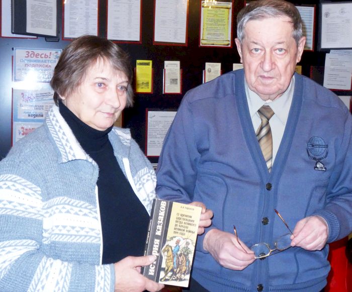 Краевед из Приморья Н.В. Чупрынина и хабаровский краевед А.М. Филонов, возглавлявший региональное отделение Русского географического общества. Фото В. Иванова.