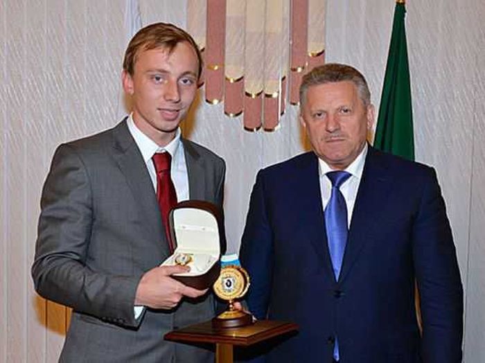 Лучший молодой предприниматель 2014 года Хабаровского края - генеральный директор ООО «Чистая планета» Никита Михалев (слева). Вячеслав Шпорт - губернатор края - вручил ему диплом и почетных знак.