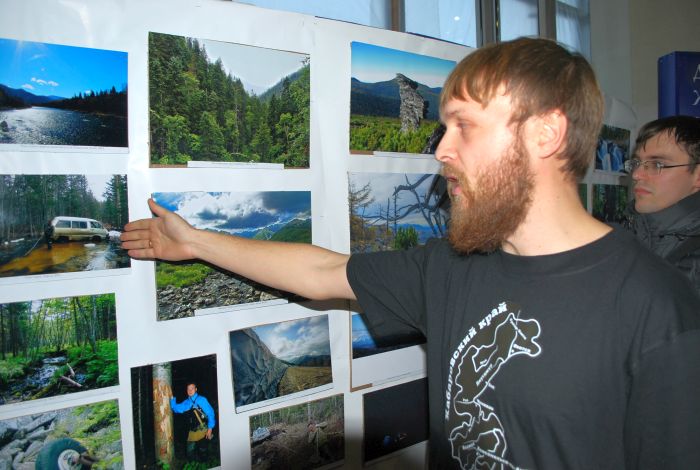 Виктор Решетников комментирует гостям кадры недавних экспедиций.