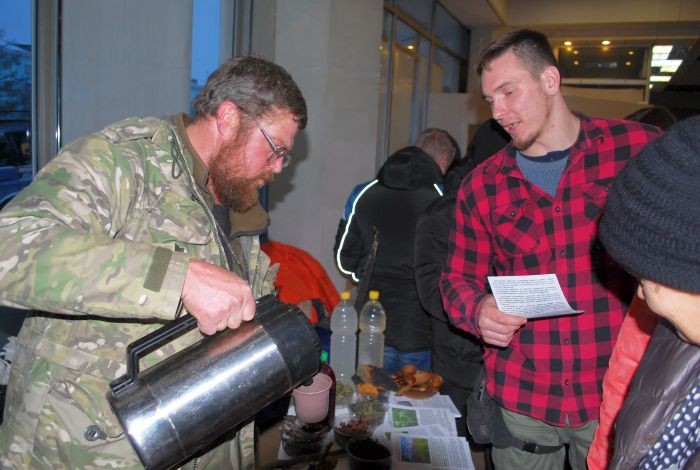 Путешественник Игорь Завьялов, угощая напитками гостей, не скрывает рецепта чая из бадана.