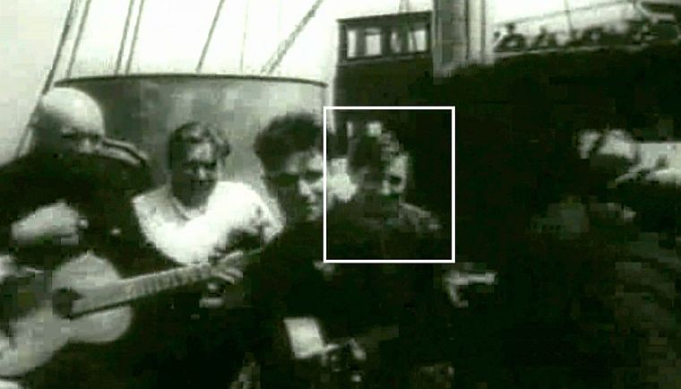 Фильм «Крылья Родины» о последнем спасателе челюскинцев - летчике А.П. Светогорове (выделен в квадрате). Документальная хроника спасения челюскинцев 1934 года в Арктике. Фрагмент