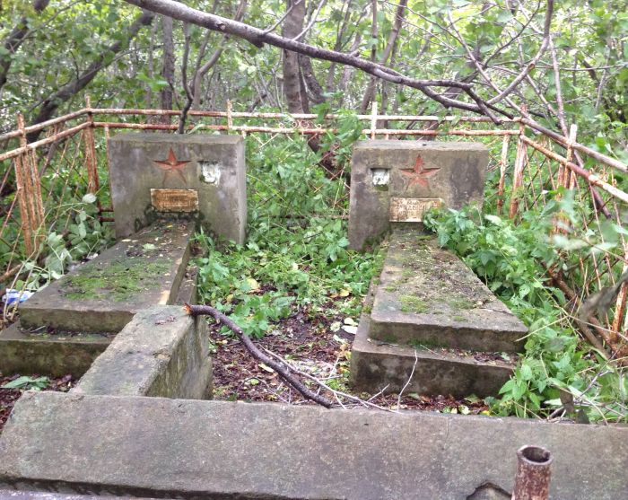 Заброшенные могилы ветеранов Великой Отечественной войны в п. Лазарев Николаевского района. Октябрь 2015 г.