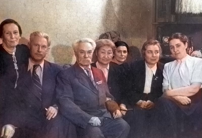 Встреча старых подпольщиков и партизан. Зоя Станкова, А. Фадеев, Моисей Губельман, дочь Сергея Лазо Ада (первая справа). Москва, 1952