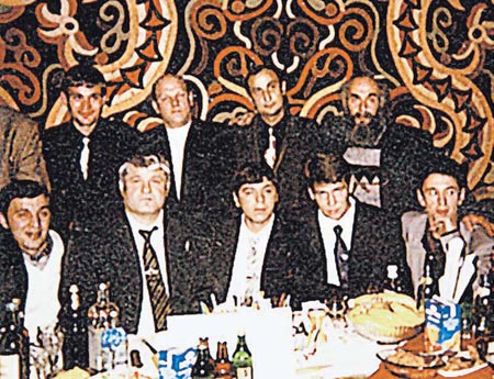 10 ноября 1995 года. Сидят (слева направо) воры в законе: Чира, Джем, Стрела, Сахно, Ева. Стоят: вор в законе Литвин, Пудель, вор в законе Отари Тоточия, имя последнего — неизвестно