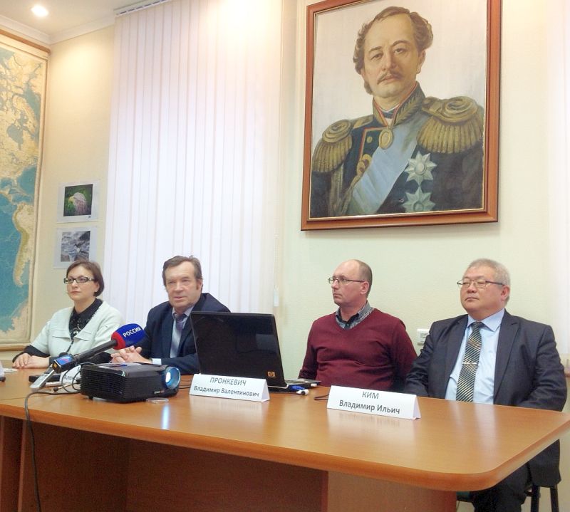 В Хабаровском краевом отделении Русского географического общества стартовал цикл встреч с учеными общества на актуальные темы: заместитель директора по научной работе ИВЭП ДВО РАН доктор биологических наук Мария Крюкова, председатель Хабаровского краевого отделения Русского географического общества, заместитель директора по научной работе ИВЭП ДВО РАН доктор географических наук Алексей Махинов, старший научный сотрудник ИВЭП ДВО РАН, руководитель экспедиции кандидат биологических наук Владимир Пронкевич и заведующий лабораторией гидрологии и гидрогеологии ИВЭП ДВО РАН кандидат географических наук Владимир Ким (слева направо)