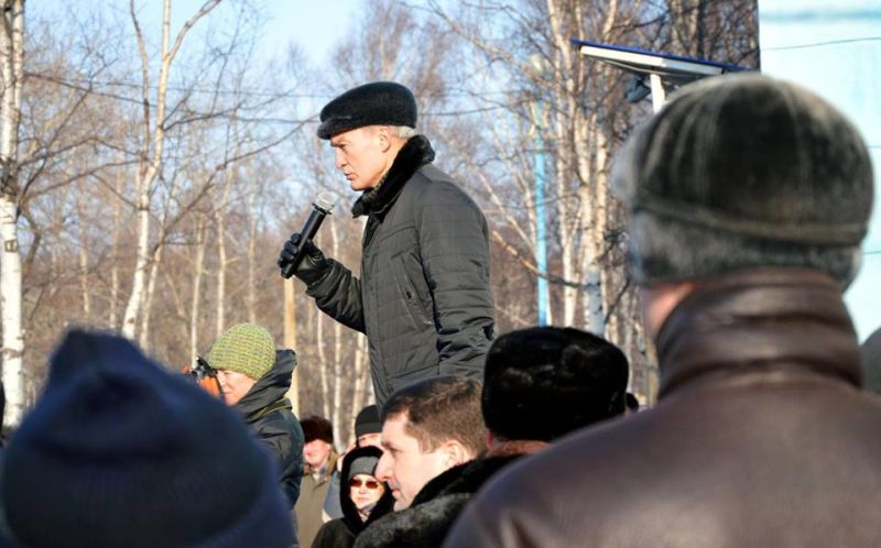 Глава Ванинского района Николай Ожаровский: «...Что меня настораживает: мы четыре гора назад здесь собирались и принимали резолюцию - проку никакого нет. И сейчас будет примерно тоже самое. А почему? Потому что под этой резолюцией должны быть подписи первых лиц - со стороны губернатора Хабаровского края и главного акционера порта. Тогда можно будет спрашивать с кого-то! И будет ясно, кто несет персональную ответственность за это»/ Фото «Наша гавань»