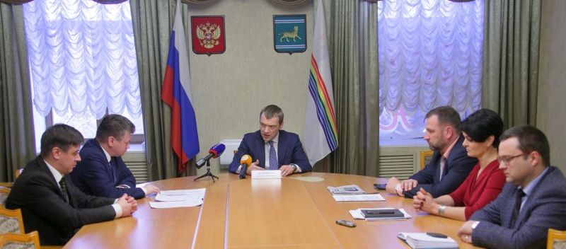 Вице-губернатор ЕАО Алексей Куренков (в центре) указал мэру Биробиджана Евгению Коростелеву (второй слева) на закон.