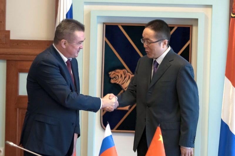 Губернатор Приморского края Владимир Миклушевский провел рабочую встречу с генеральным консулом Китайской Народной Республики во Владивостоке Янь Вэньбинем