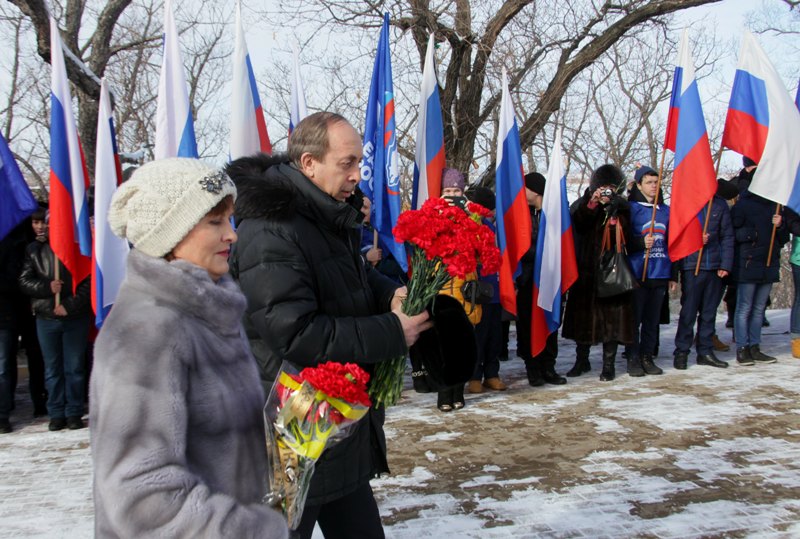 Губернатор области Александр Левинталь и председатель Законодательного Собрания Любовь Павлова возложили цветы к братской погиле