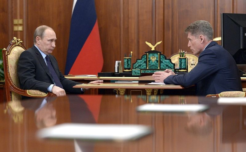 Владимир Путин с губернатором Сахалинской области Олегом Кожемяко.
