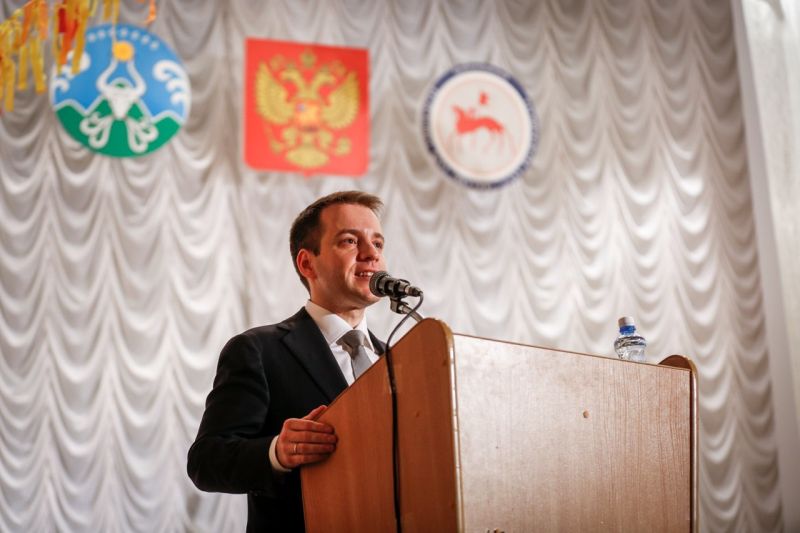 Министр связи и массовых коммуникаций Российской Федерации Николай Никифоров говорит о завершении строительства ВОЛС «Колымский экспресс» на территории Якутии. с. Делянкир, 14 апреля 2017.