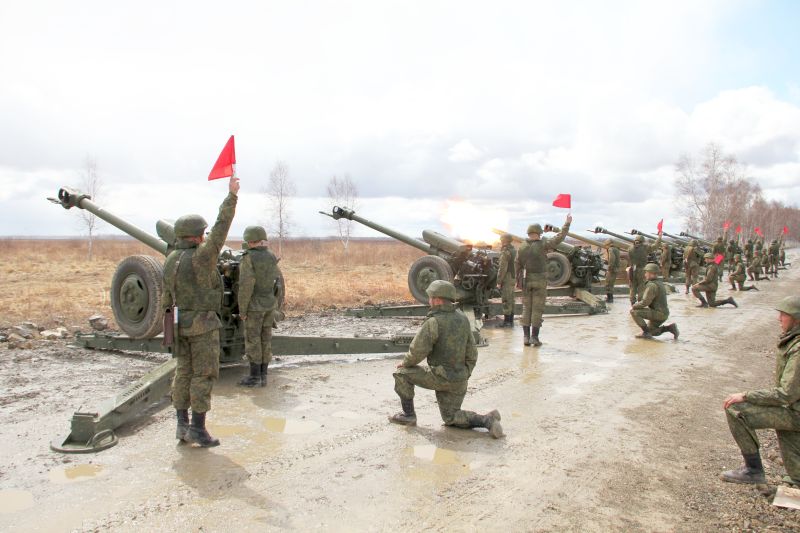 Залпы салютного дивизиона в Хабаровске