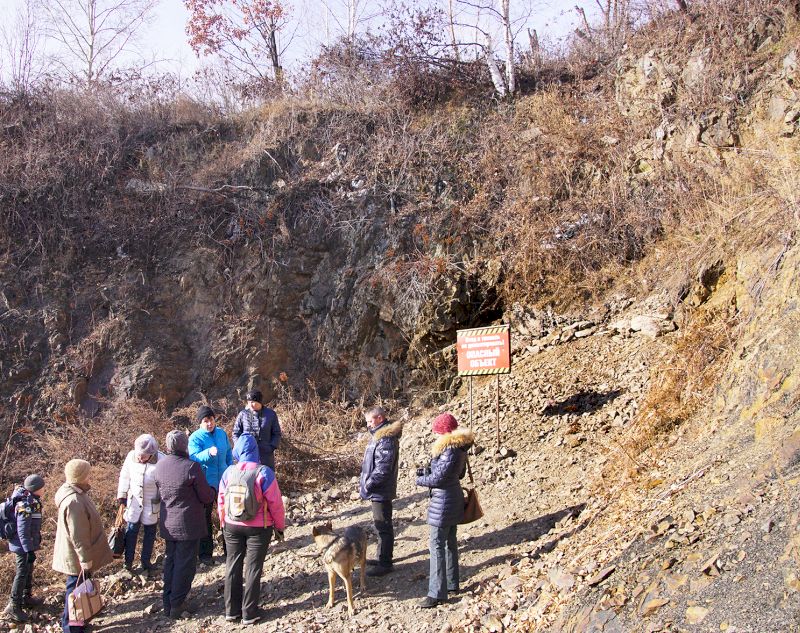 У входа в тоннель. В центре, глава сельского поселения «Пивань» Елена Буравицина (в голубой куртке)