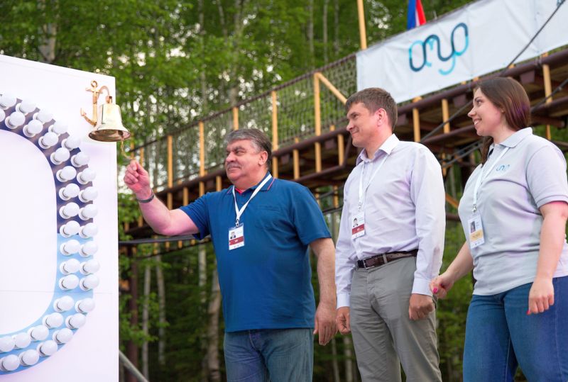 Зампред правительства Хабаровского края Александр Федосов символически ударил в корабельную рынду, дав старт второму Дальневосточному форуму