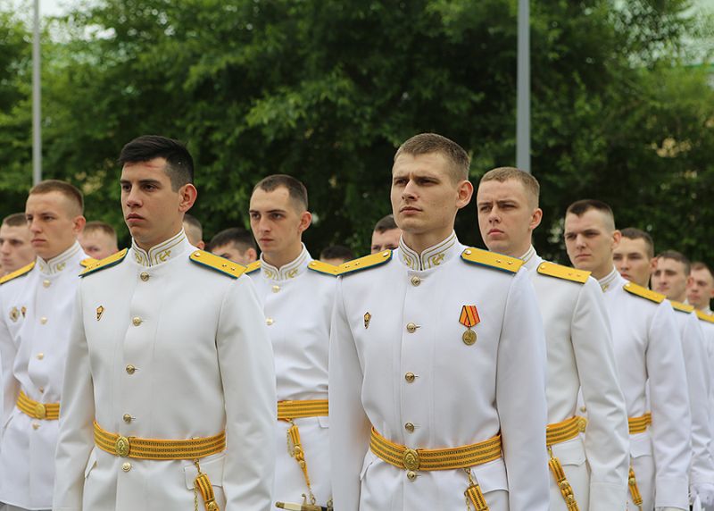 Первые в своей жизни погоны и кортики получили 66 офицеров 74-го выпуска