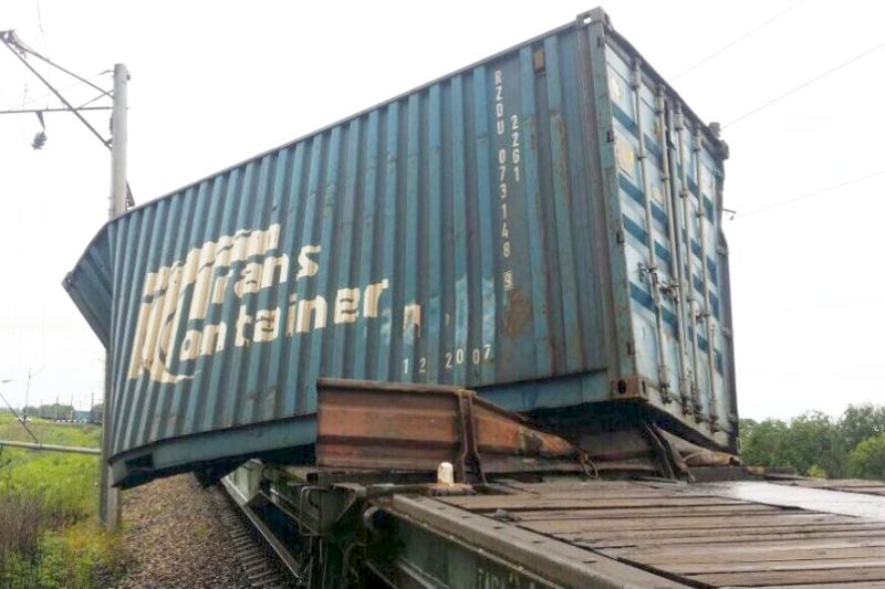 Грузовой поезд сообщением «Новосибирск-Владивосток» задел контейнером опору линии электропередач. / ФКУ «ЦУКС ГУ МЧС России по ЕАО»